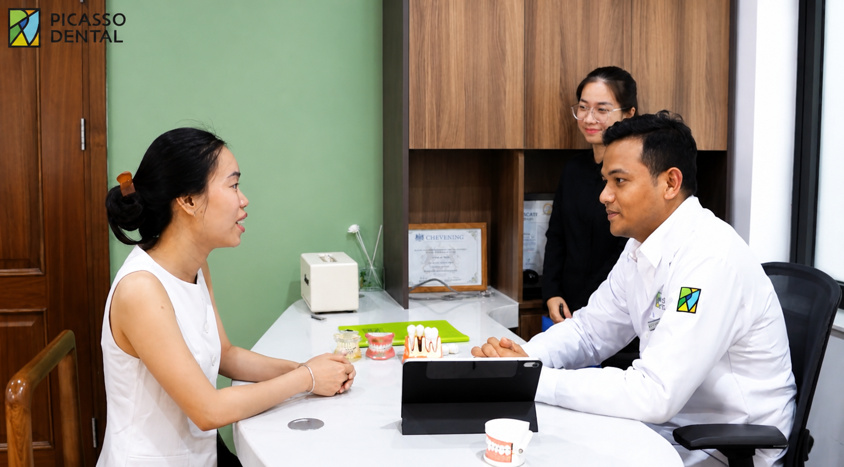 ဒေါက်တာရှင်သန့် မြန်မာလူနာနှင့် တိုင်ပင်မှုပြုနေသောပုံ