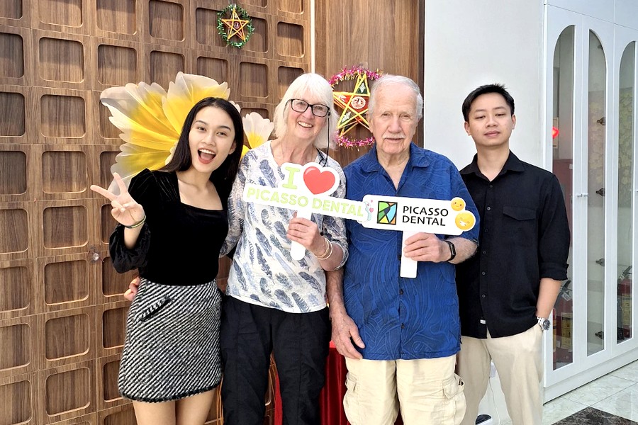 နိုင်ငံတကာ မိသားစုလူနာများ ပီကာဆို ဒင်တယ် ဟနွိုင်းတွင် ပျော်ရွှင်နေသောပုံ